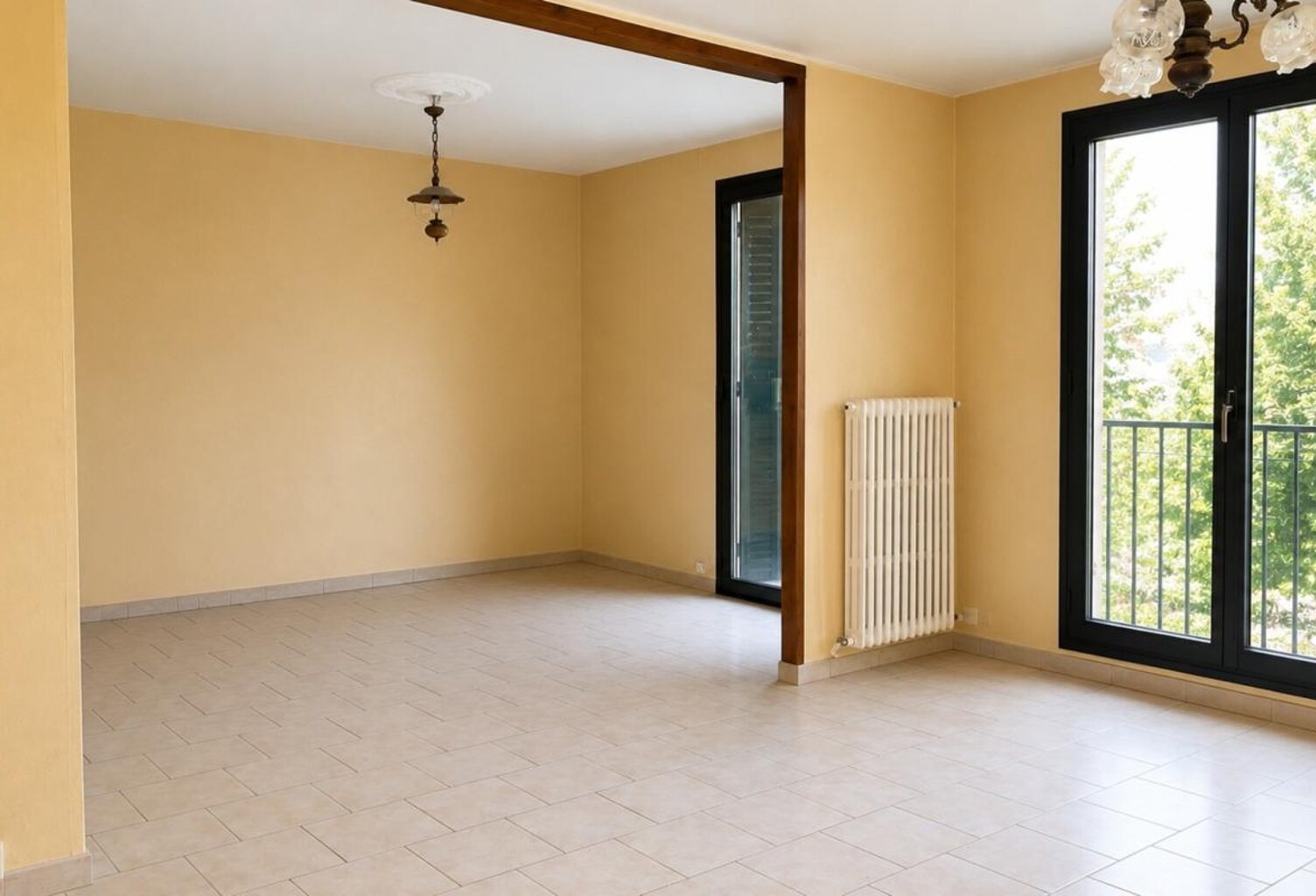 Appartement à vendre aux Milles (Aix-en-Provence) - T3/T4 traversant avec terrasse et fort potentiel — photo 1