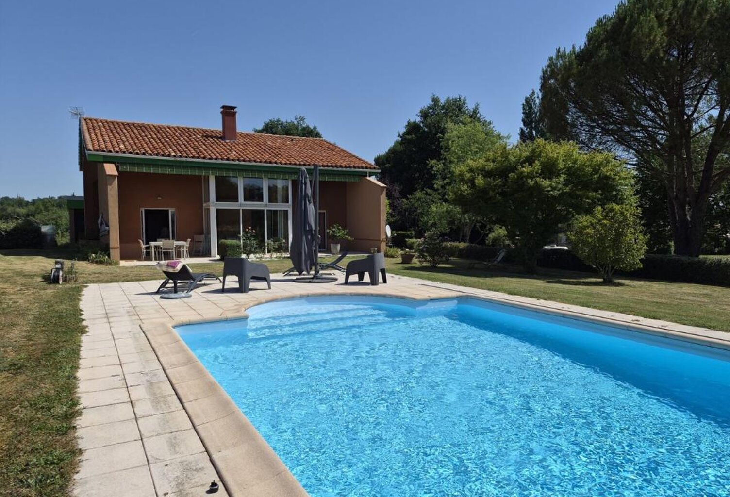 À vendre, Castelnau-Magnoac (Hautes-Pyrénées): Villa d'architecte 4 chambres, espace de vie ouvert, un garage/atelier et une piscine, située dans un jardin paysager de 5 378 m². Emplacement calme, superbes vues sur la montagne et la campagne — photo 1