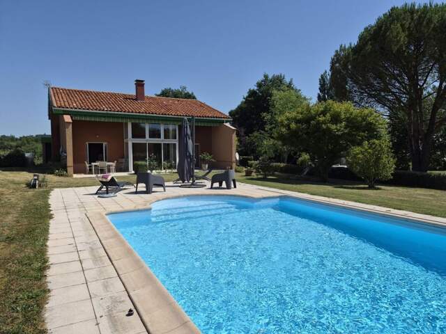 À vendre, Castelnau-Magnoac (Hautes-Pyrénées): Villa d'architecte 4 chambres, espace de vie ouvert, un garage/atelier et une piscine, située dans un jardin paysager de 5 378 m². Emplacement calme, superbes vues sur la montagne et la campagne — photo du bien