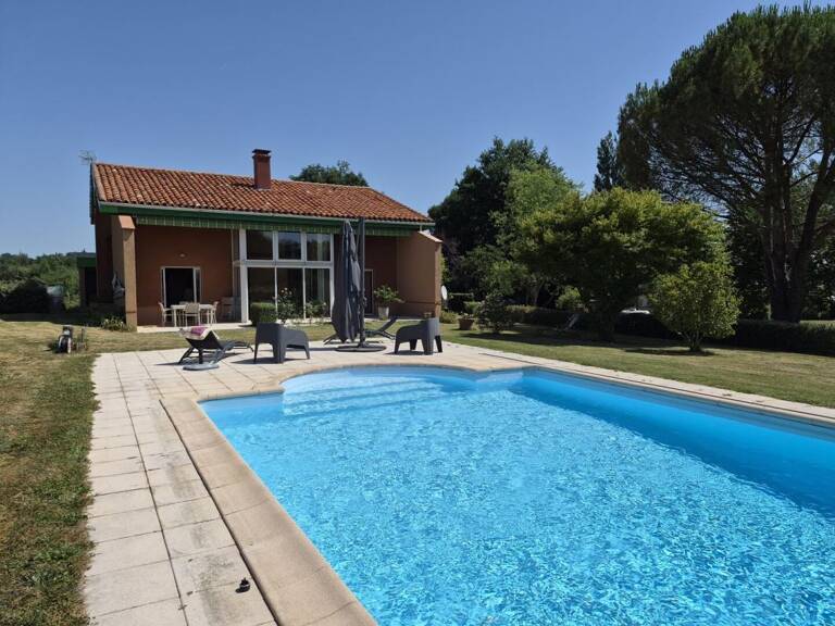 À vendre, Castelnau-Magnoac (Hautes-Pyrénées): Villa d'architecte 4 chambres, espace de vie ouvert, un garage/atelier et une piscine, située dans un jardin paysager de 5 378 m². Emplacement calme, superbes vues sur la montagne et la campagne — photo 1