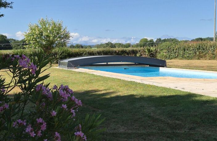 À vendre, Castelnau-Magnoac (Hautes-Pyrénées): Villa d'architecte 4 chambres, espace de vie ouvert, un garage/atelier et une piscine, située dans un jardin paysager de 5 378 m². Emplacement calme, superbes vues sur la montagne et la campagne — photo 2