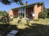 À vendre, Castelnau-Magnoac (Hautes-Pyrénées): Villa d'architecte 4 chambres, espace de vie ouvert, un garage/atelier et une piscine, située dans un jardin paysager de 5 378 m². Emplacement calme, superbes vues sur la montagne et la campagne — photo 3