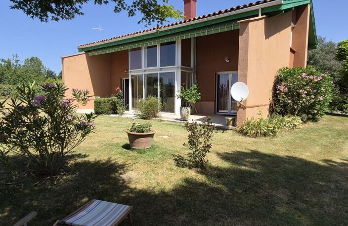 À vendre, Castelnau-Magnoac (Hautes-Pyrénées): Villa d'architecte 4 chambres, espace de vie ouvert, un garage/atelier et une piscine, située dans un jardin paysager de 5 378 m². Emplacement calme, superbes vues sur la montagne et la campagne — photo 3