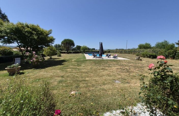 À vendre, Castelnau-Magnoac (Hautes-Pyrénées): Villa d'architecte 4 chambres, espace de vie ouvert, un garage/atelier et une piscine, située dans un jardin paysager de 5 378 m². Emplacement calme, superbes vues sur la montagne et la campagne — photo 4