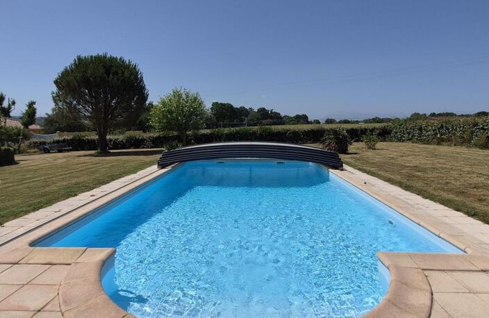 À vendre, Castelnau-Magnoac (Hautes-Pyrénées): Villa d'architecte 4 chambres, espace de vie ouvert, un garage/atelier et une piscine, située dans un jardin paysager de 5 378 m². Emplacement calme, superbes vues sur la montagne et la campagne — photo 5