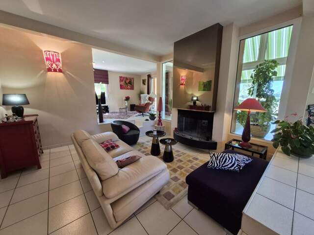 À vendre, Castelnau-Magnoac (Hautes-Pyrénées): Villa d'architecte 4 chambres, espace de vie ouvert, un garage/atelier et une piscine, située dans un jardin paysager de 5 378 m². Emplacement calme, superbes vues sur la montagne et la campagne — photo du bien
