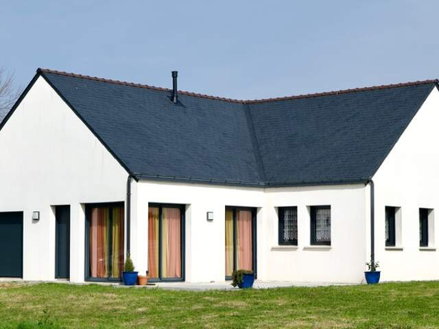 Maison contemporaine de plain-pied de 128 m² à Plouhinec, à proximité immédiate du littoral. Disponible en 2027 — photo du bien