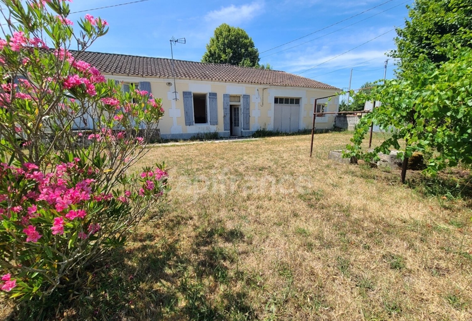 AUMAGNE – Maison de caractère à rénover, sur beau terrain de 900 m² — photo 1
