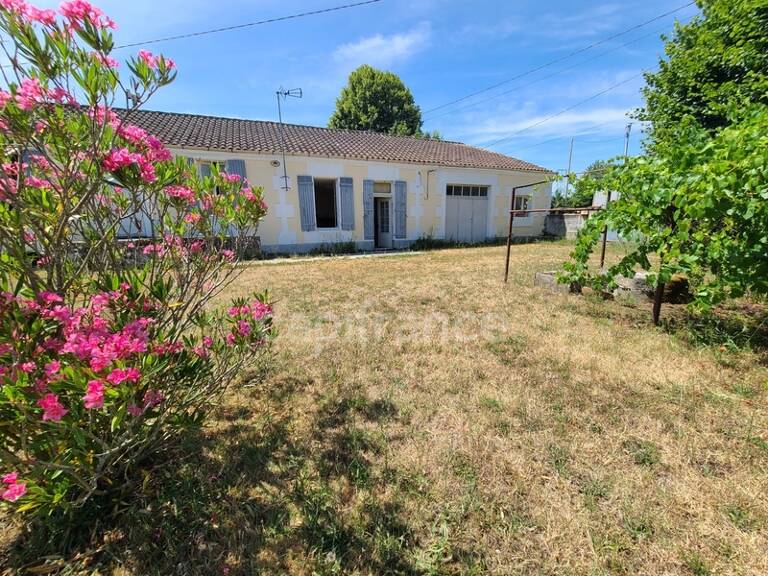 AUMAGNE – Maison de caractère à rénover, sur beau terrain de 900 m² — photo 1