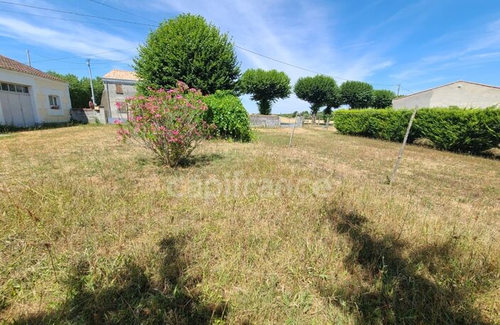 AUMAGNE – Maison de caractère à rénover, sur beau terrain de 900 m² — photo 4