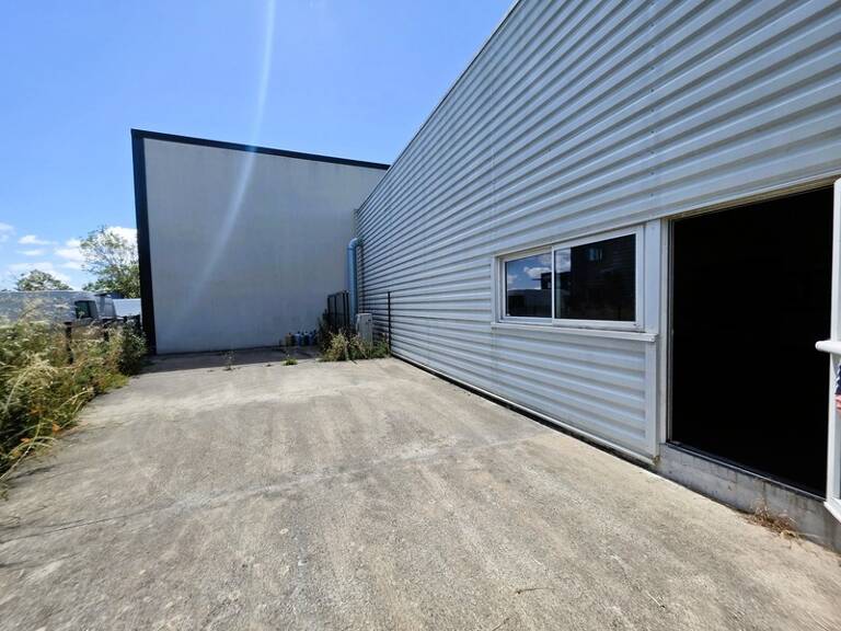 A MARENNES (17), A Vendre en coeur de zone d'activité Bâtiment commercial Mixte 383m², avec bureau-studio à l'étage — photo 1