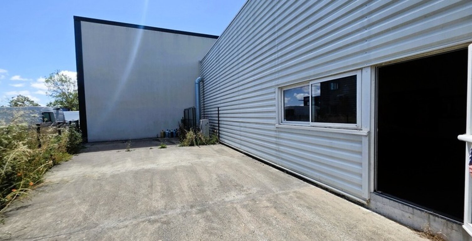 A MARENNES (17), A Vendre en coeur de zone d'activité Bâtiment commercial Mixte 383m², avec bureau-studio à l'étage — photo 1