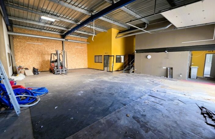 A MARENNES (17), A Vendre en coeur de zone d'activité Bâtiment commercial Mixte 383m², avec bureau-studio à l'étage — photo 2