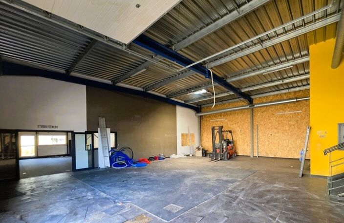 A MARENNES (17), A Vendre en coeur de zone d'activité Bâtiment commercial Mixte 383m², avec bureau-studio à l'étage — photo 3