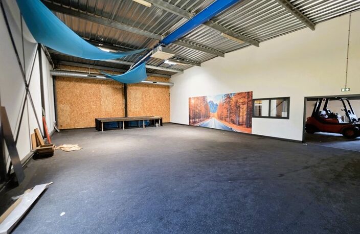 A MARENNES (17), A Vendre en coeur de zone d'activité Bâtiment commercial Mixte 383m², avec bureau-studio à l'étage — photo 4