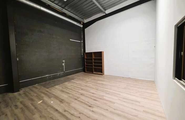 A MARENNES (17), A Vendre en coeur de zone d'activité Bâtiment commercial Mixte 383m², avec bureau-studio à l'étage — photo 5