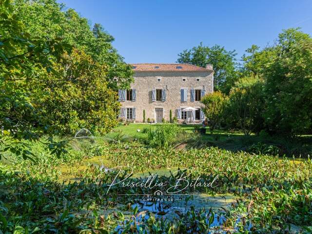 Propriété de caractère dans un écrin de verdure, proche de La Rochelle — photo du bien