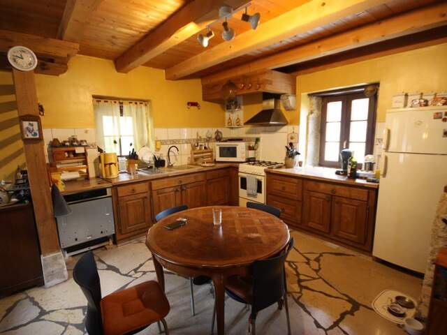 Maison en pierres à vendre 7 pièces de 168 m² à MARIGNIEU (01) plus sous-sol — photo du bien