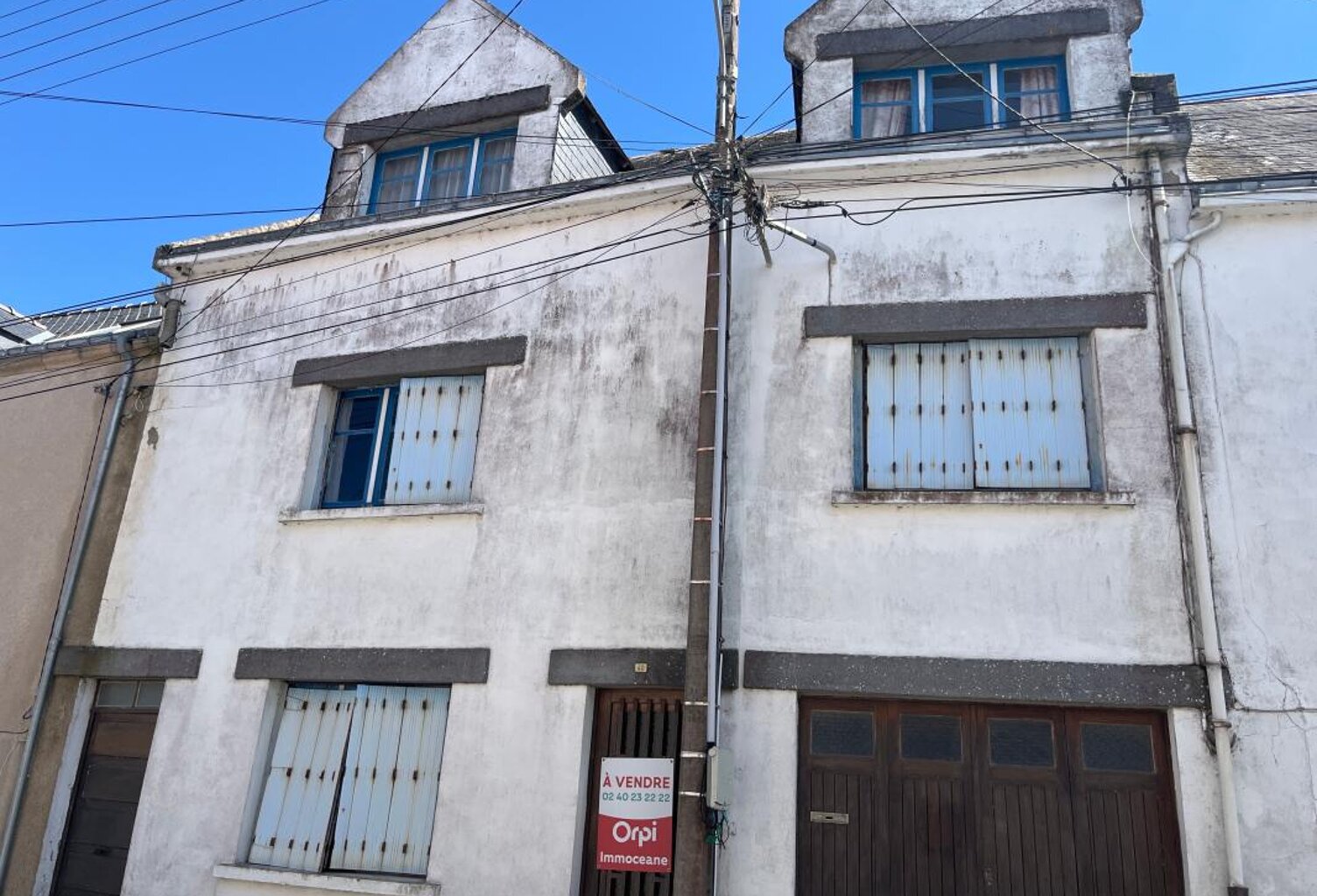 À Batz-sur-Mer, découvrez cette spacieuse maison d'environ 150 m² avec garage implantée sur une belle parcelle de 350 m ², offrant de très beaux volumes et un fort potentiel après rénovation — photo 1