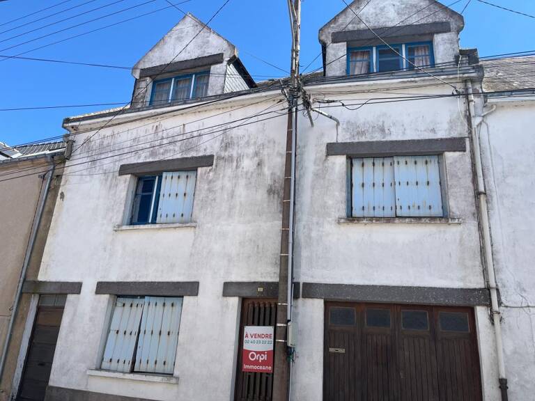 À Batz-sur-Mer, découvrez cette spacieuse maison d'environ 150 m² avec garage implantée sur une belle parcelle de 350 m ², offrant de très beaux volumes et un fort potentiel après rénovation — photo 1