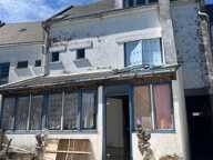 À Batz-sur-Mer, découvrez cette spacieuse maison d'environ 150 m² avec garage implantée sur une belle parcelle de 350 m ², offrant de très beaux volumes et un fort potentiel après rénovation — photo 2