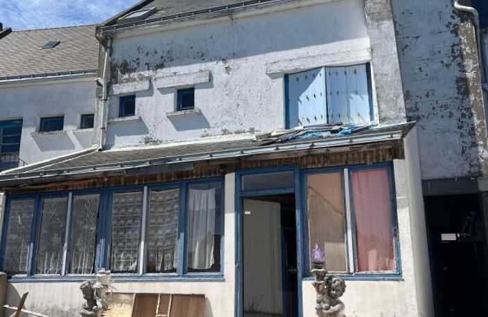 À Batz-sur-Mer, découvrez cette spacieuse maison d'environ 150 m² avec garage implantée sur une belle parcelle de 350 m ², offrant de très beaux volumes et un fort potentiel après rénovation — photo 2