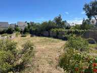 À Batz-sur-Mer, découvrez cette spacieuse maison d'environ 150 m² avec garage implantée sur une belle parcelle de 350 m ², offrant de très beaux volumes et un fort potentiel après rénovation — photo 3