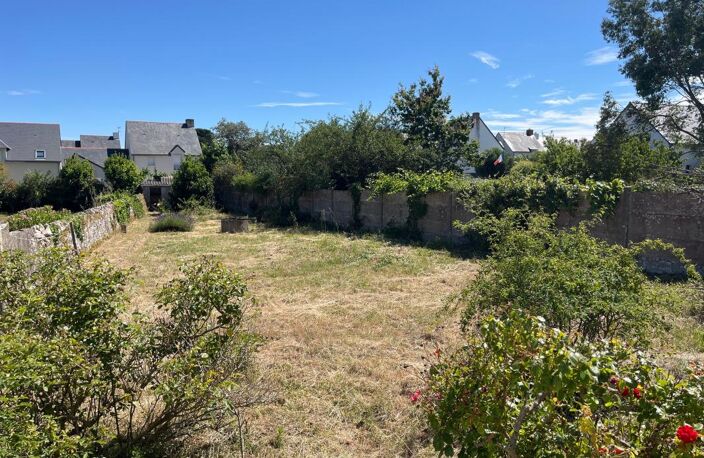 À Batz-sur-Mer, découvrez cette spacieuse maison d'environ 150 m² avec garage implantée sur une belle parcelle de 350 m ², offrant de très beaux volumes et un fort potentiel après rénovation — photo 3