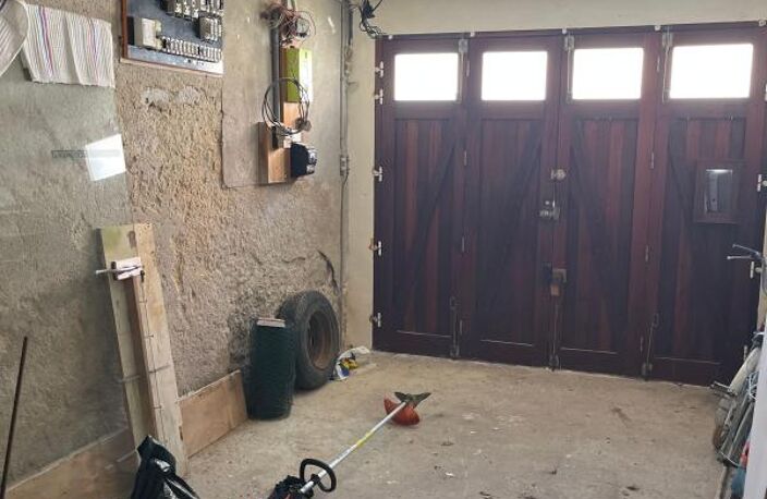 À Batz-sur-Mer, découvrez cette spacieuse maison d'environ 150 m² avec garage implantée sur une belle parcelle de 350 m ², offrant de très beaux volumes et un fort potentiel après rénovation — photo 5