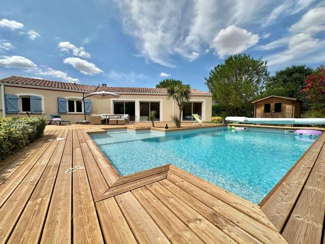 Maison de plain pied 6 pièces avec piscine et garage — photo du bien