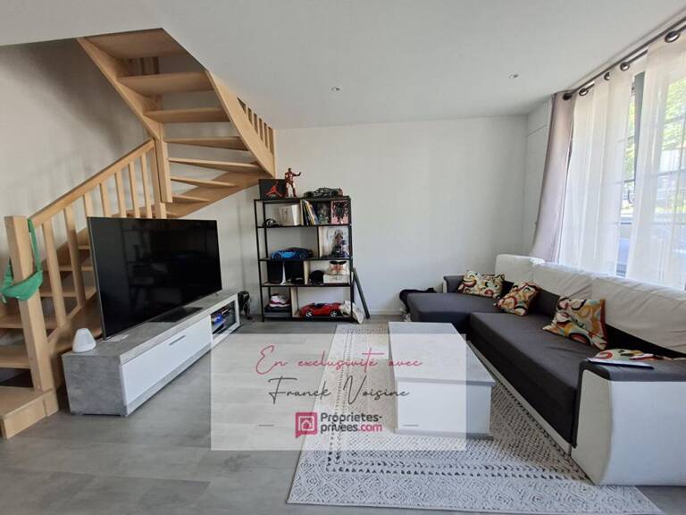 A VENDRE en Exclusivité à Pouzauges, Maison de centre-ville entièrement rénovée avec 1 chambre et 1 bureau — photo 1