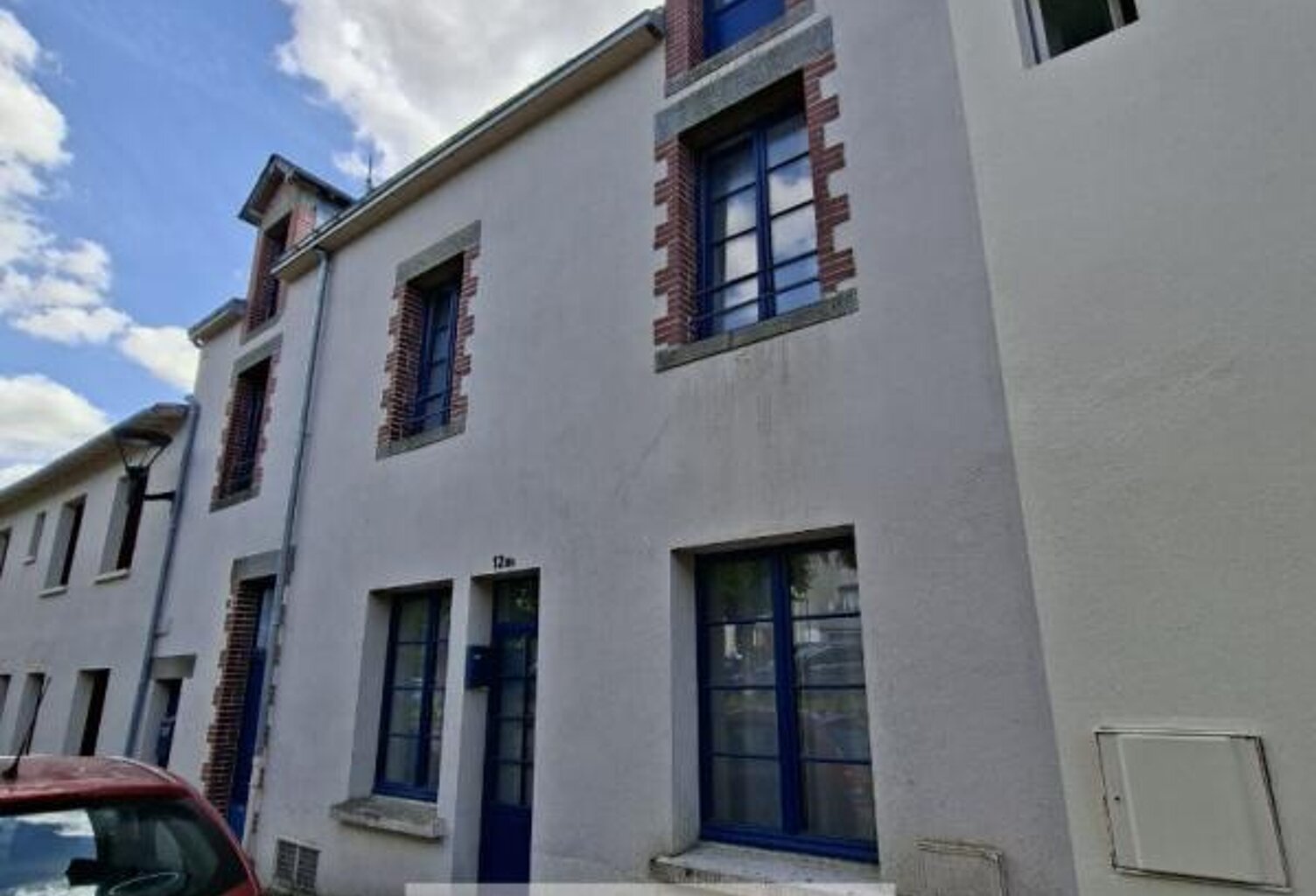 A VENDRE en EXCLUSIVITE à Pouzauges centre ville, immeuble composé de 2 logements indépendants — photo 1