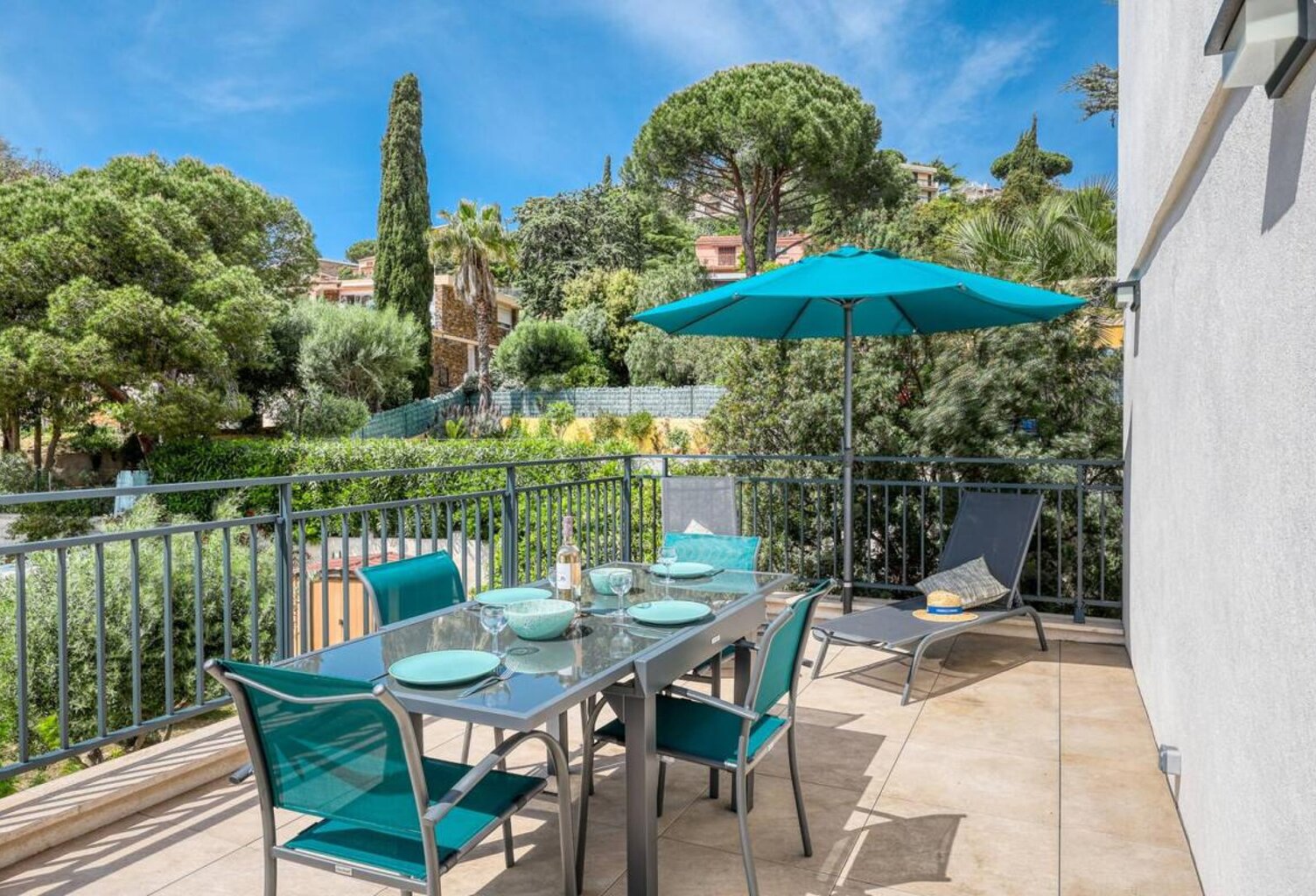 Superbe T3 rénové avec terrasse à vendre - Centre- ville Lavandou- Plage et commodités à pied — photo 1