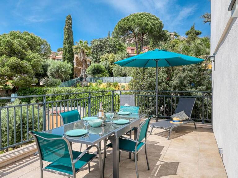 Superbe T3 rénové avec terrasse à vendre - Centre- ville Lavandou- Plage et commodités à pied — photo 1