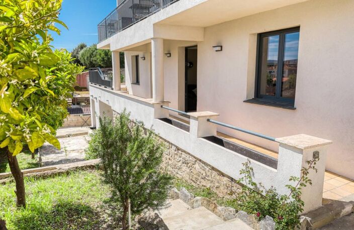 Superbe T3 rénové avec terrasse à vendre - Centre- ville Lavandou- Plage et commodités à pied — photo 2
