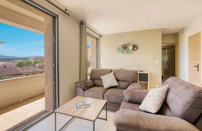Superbe T3 rénové avec terrasse à vendre - Centre- ville Lavandou- Plage et commodités à pied — photo 4