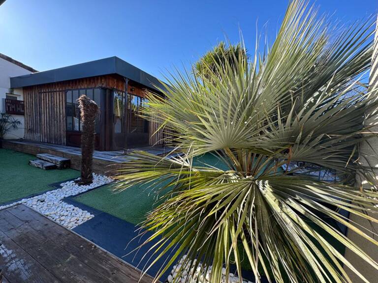 Maison d'architecte de plain-pied  à Salleboeuf  - 11 pièces -  354 m2 -  7112 m2 de terrain - Double garage - Piscine - 2 dépendances -  Aire de stationnement — photo 1