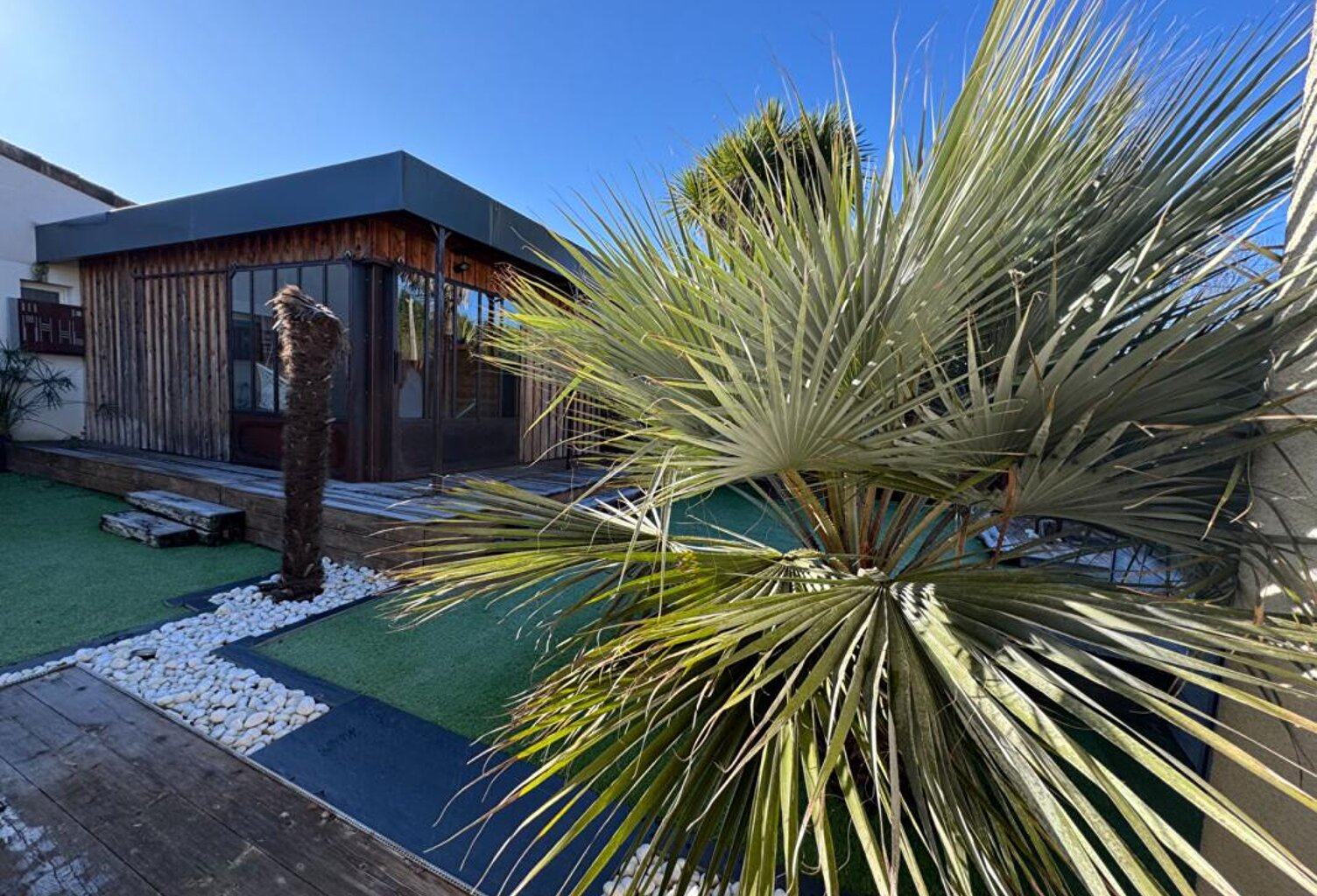 Maison d'architecte de plain-pied  à Salleboeuf  - 11 pièces -  354 m2 -  7112 m2 de terrain - Double garage - Piscine - 2 dépendances -  Aire de stationnement — photo 1