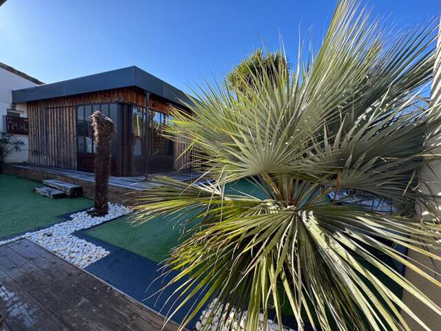 Maison d'architecte de plain-pied  à Salleboeuf  - 11 pièces -  354 m2 -  7112 m2 de terrain - Double garage - Piscine - 2 dépendances -  Aire de stationnement — photo du bien