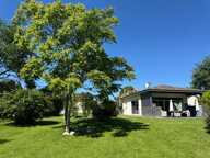 Maison d'architecte de plain-pied  à Salleboeuf  - 11 pièces -  354 m2 -  7112 m2 de terrain - Double garage - Piscine - 2 dépendances -  Aire de stationnement — photo 2