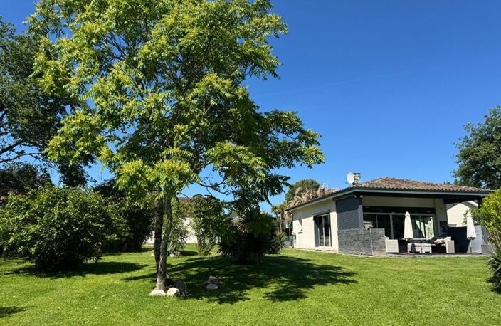 Maison d'architecte de plain-pied  à Salleboeuf  - 11 pièces -  354 m2 -  7112 m2 de terrain - Double garage - Piscine - 2 dépendances -  Aire de stationnement — photo 2