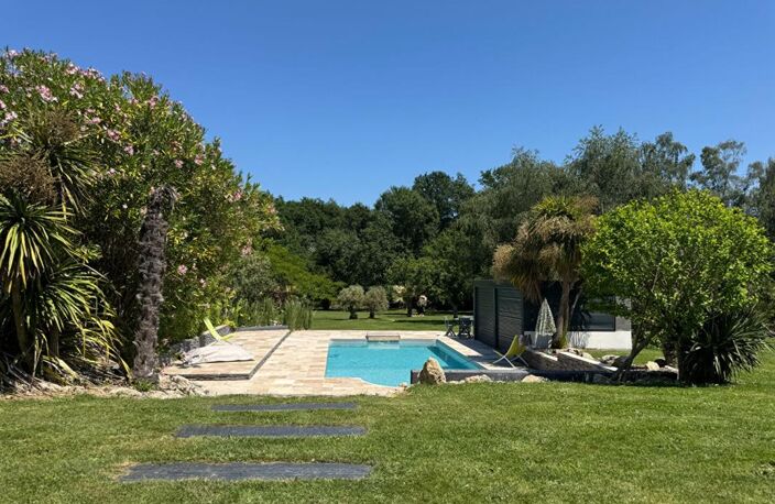 Maison d'architecte de plain-pied  à Salleboeuf  - 11 pièces -  354 m2 -  7112 m2 de terrain - Double garage - Piscine - 2 dépendances -  Aire de stationnement — photo 3