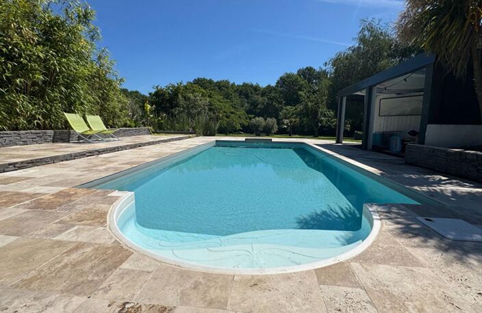 Maison d'architecte de plain-pied  à Salleboeuf  - 11 pièces -  354 m2 -  7112 m2 de terrain - Double garage - Piscine - 2 dépendances -  Aire de stationnement — photo 4
