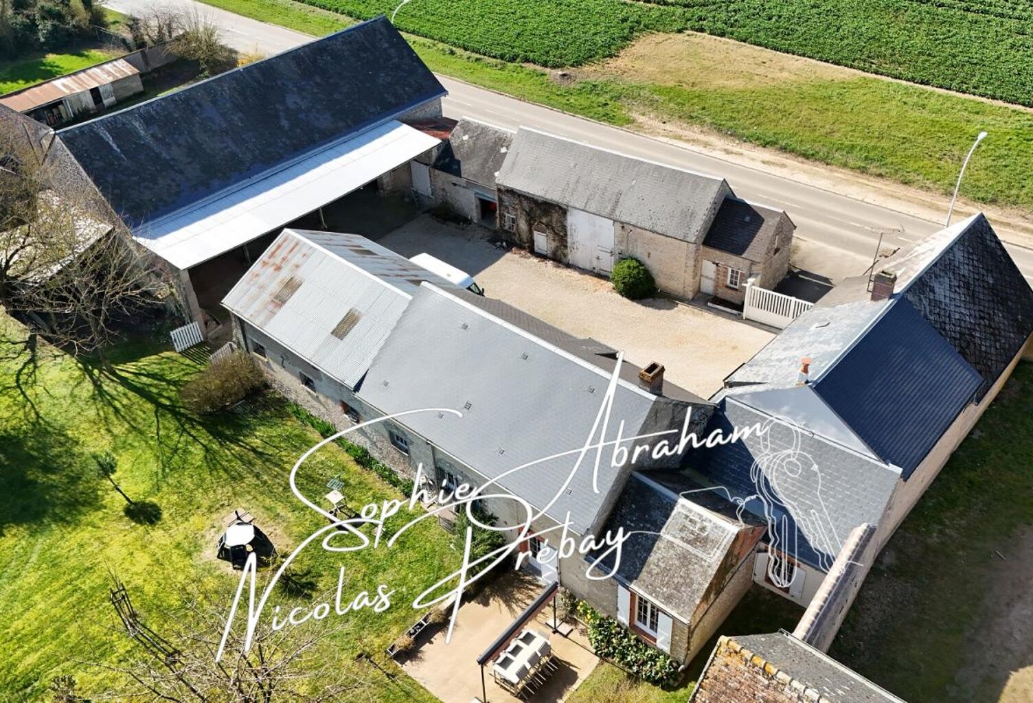 Corps de ferme avec nombreuses dépendances. Fort potentiel ! — photo 1