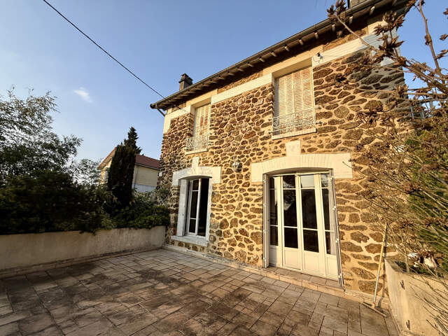 Maison familiale meulière 152m2 plus Sous sol et box, centre — photo du bien