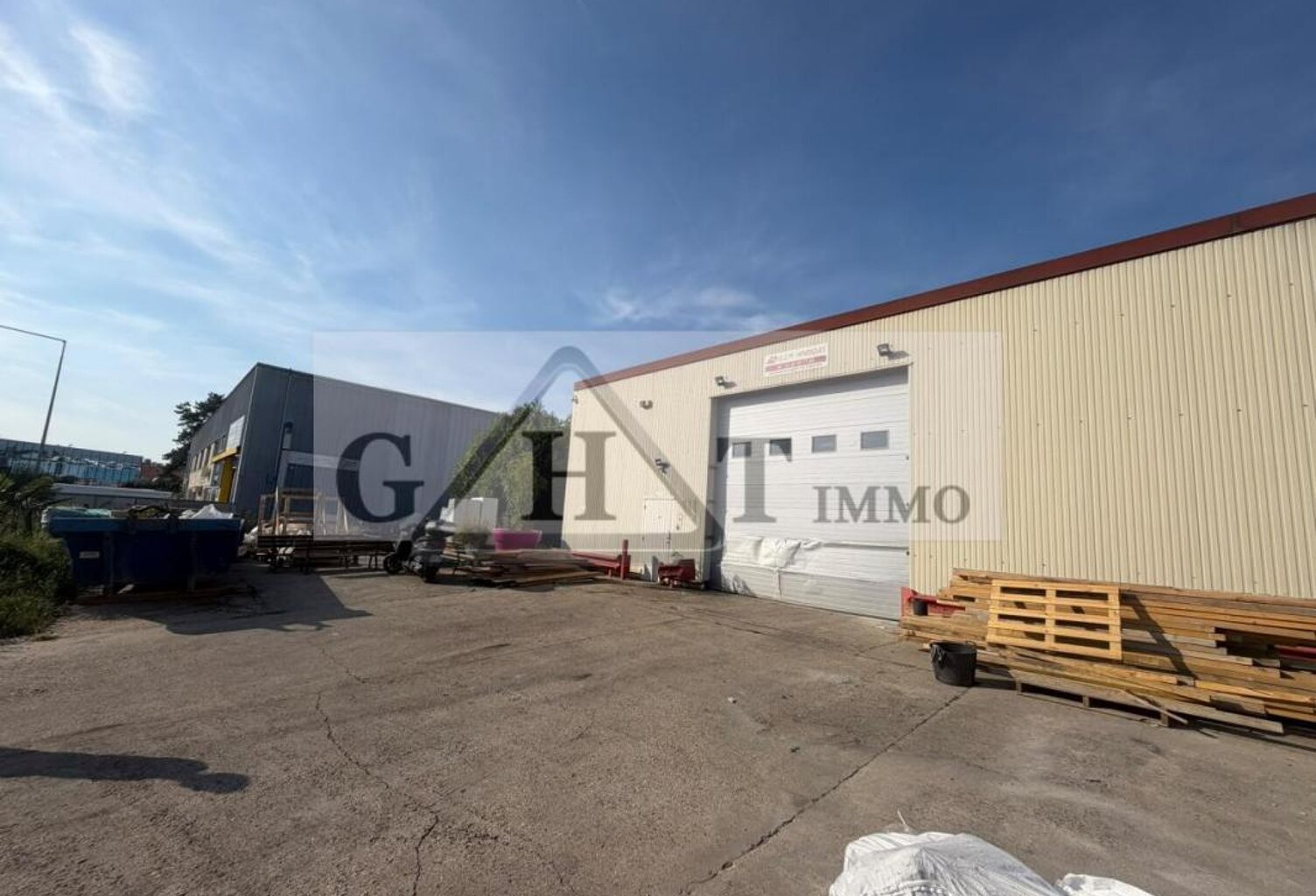 ENTREPOT BUREAUX 900 m2 A LA VENTE A CHENNEVIÈRES-SUR-MARNE — photo 1