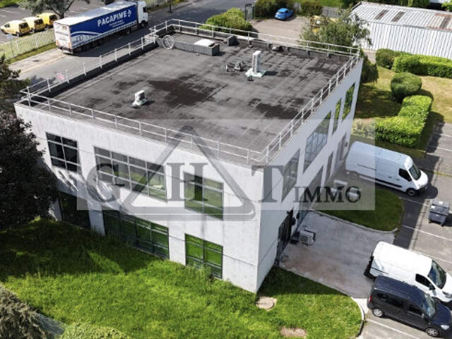 À louer un local d'activités de 206 m²- LES ULIS — photo du bien