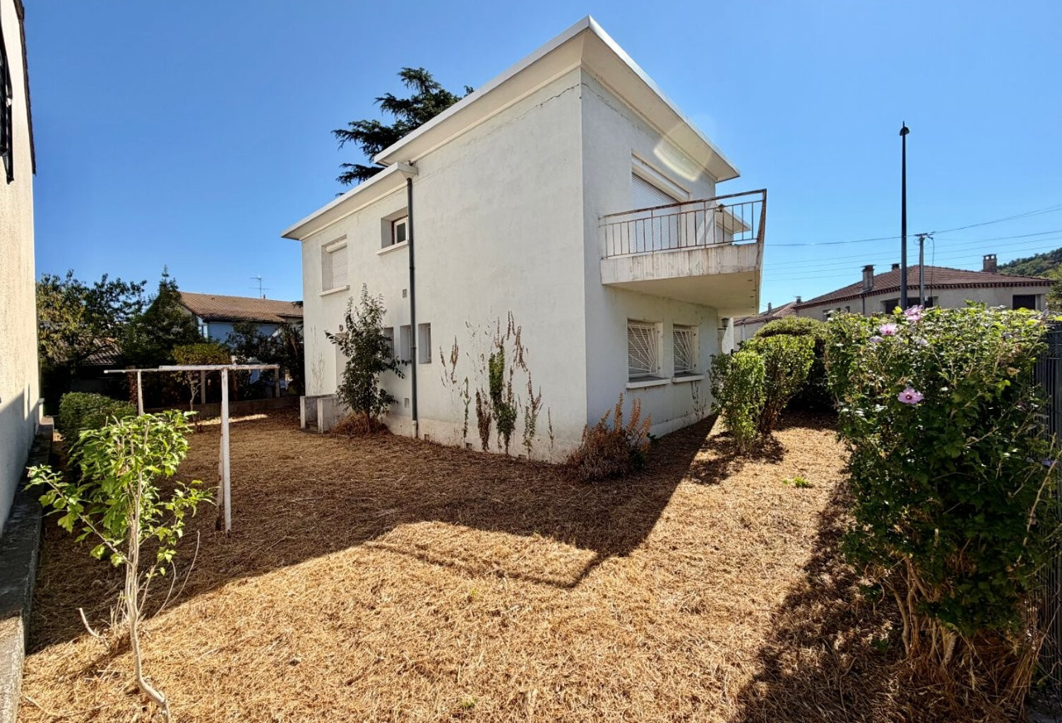 VALENCE - Maison de 125 m2 avec jardin, parkings et garages. — photo 1