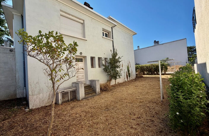 VALENCE - Maison de 125 m2 avec jardin, parkings et garages. — photo 2
