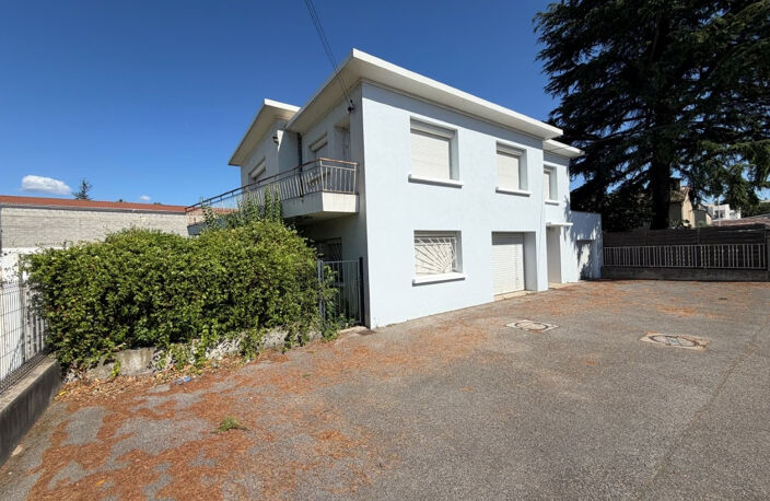 VALENCE - Maison de 125 m2 avec jardin, parkings et garages. — photo 5